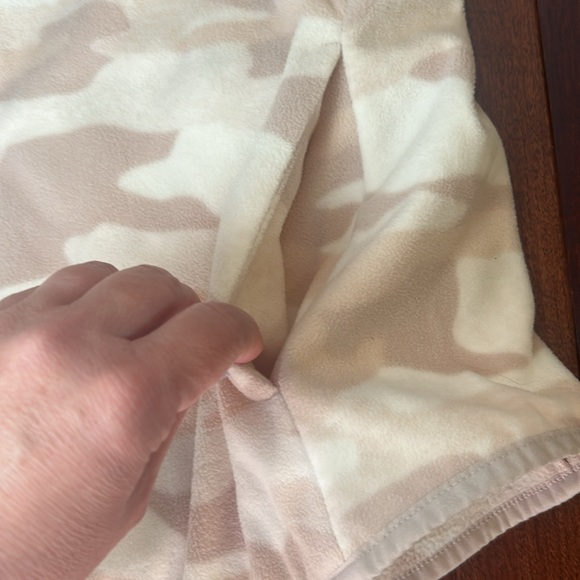 Old Navy Active Pink Camouflage Zip Jacket - Picture 8 of 9